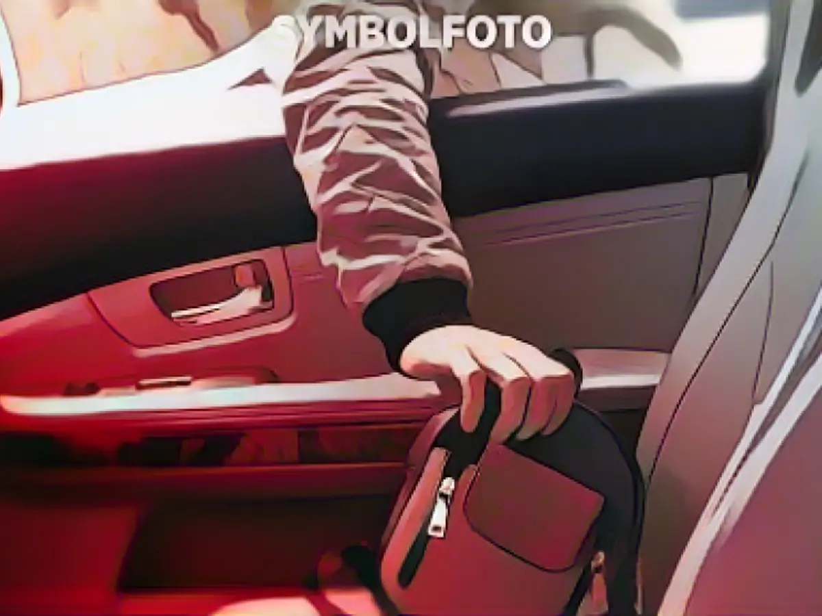 Perfumery burglary with manhole cover