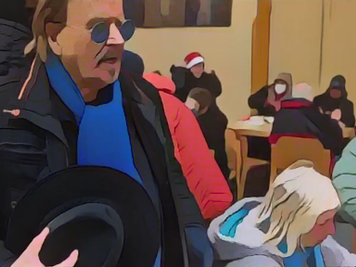 Frank Zander in hospital - but still a homeless Christmas