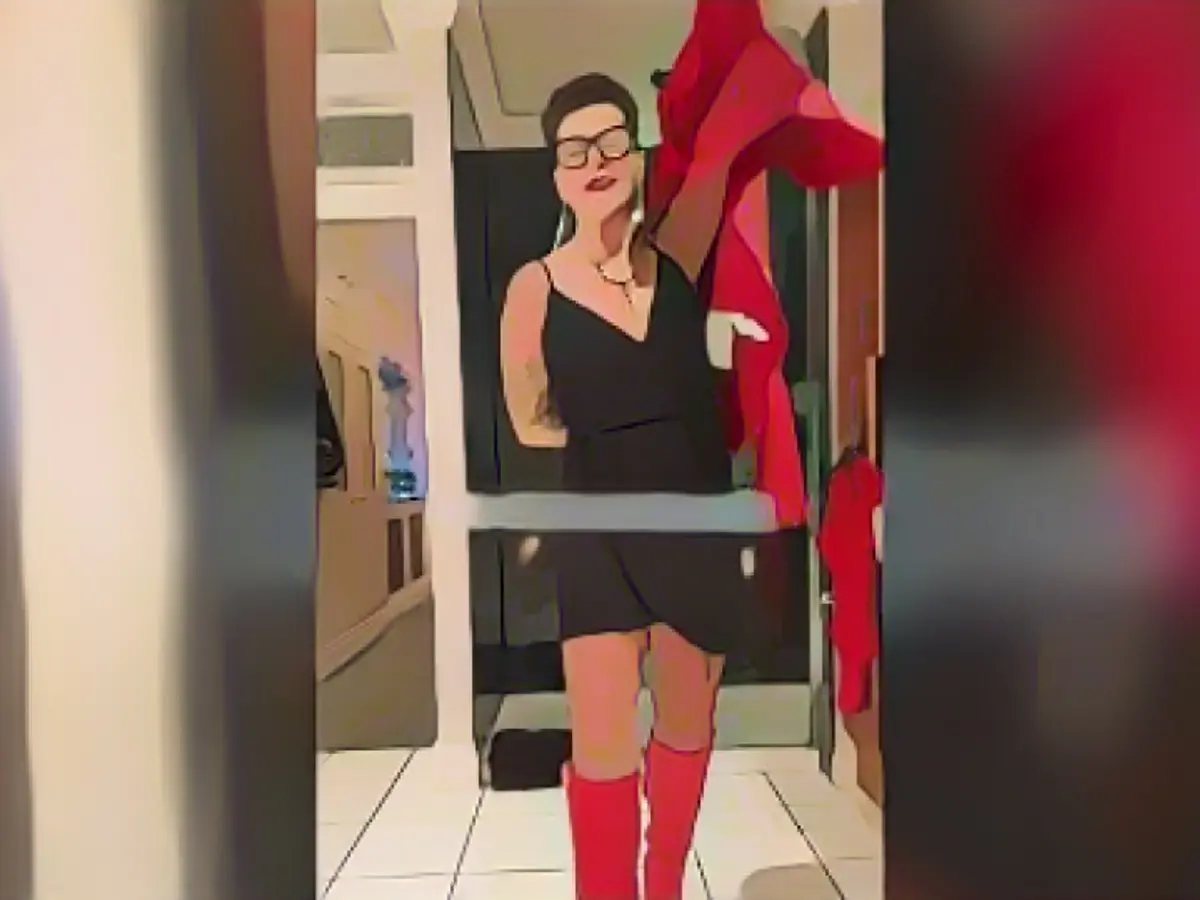 Too revealing for over 60s? This influencer shows herself in sexy outfits - and is criticized for it