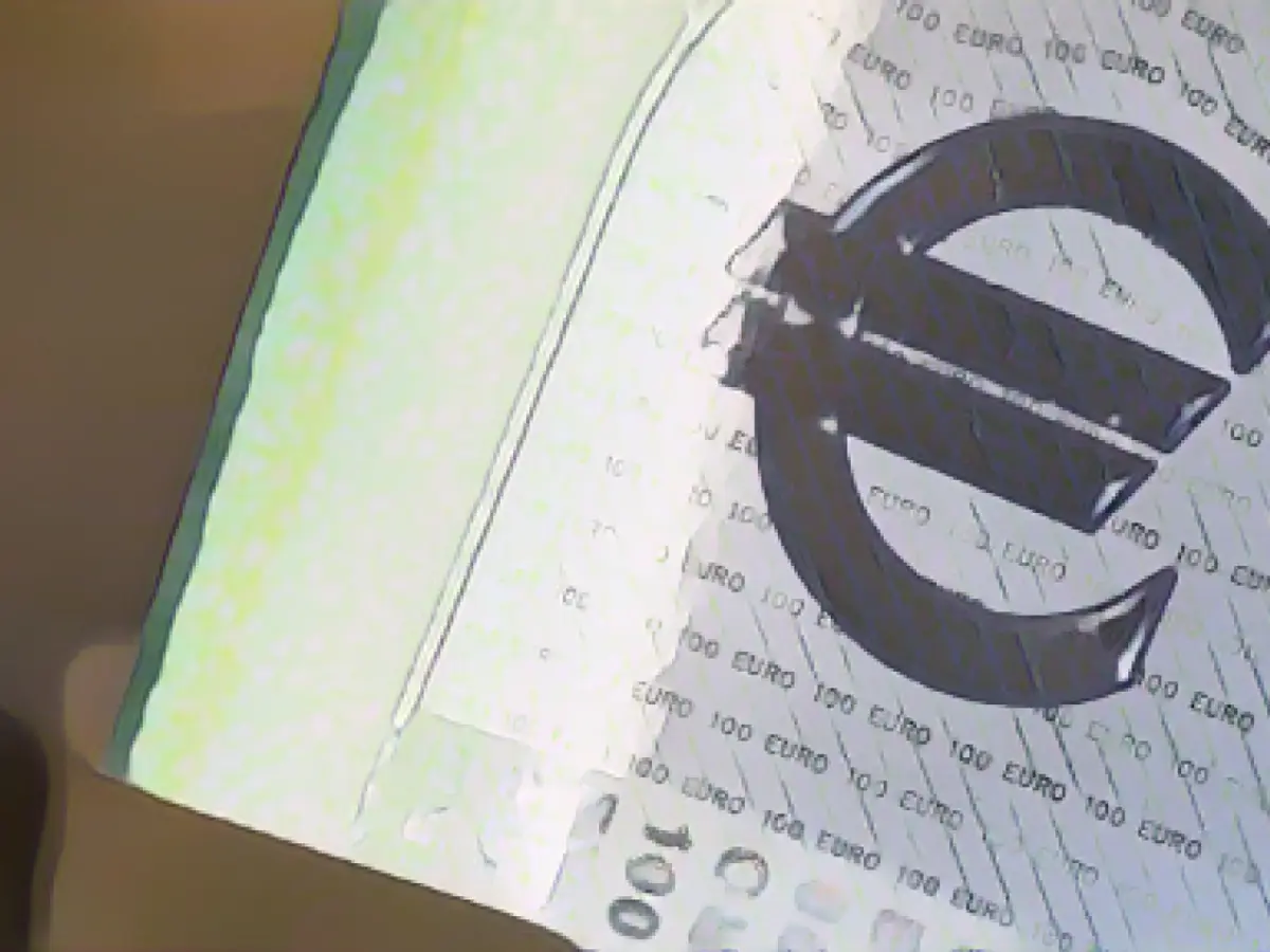 Comparison portal: Fixed-term deposit interest rates fall again for the first time