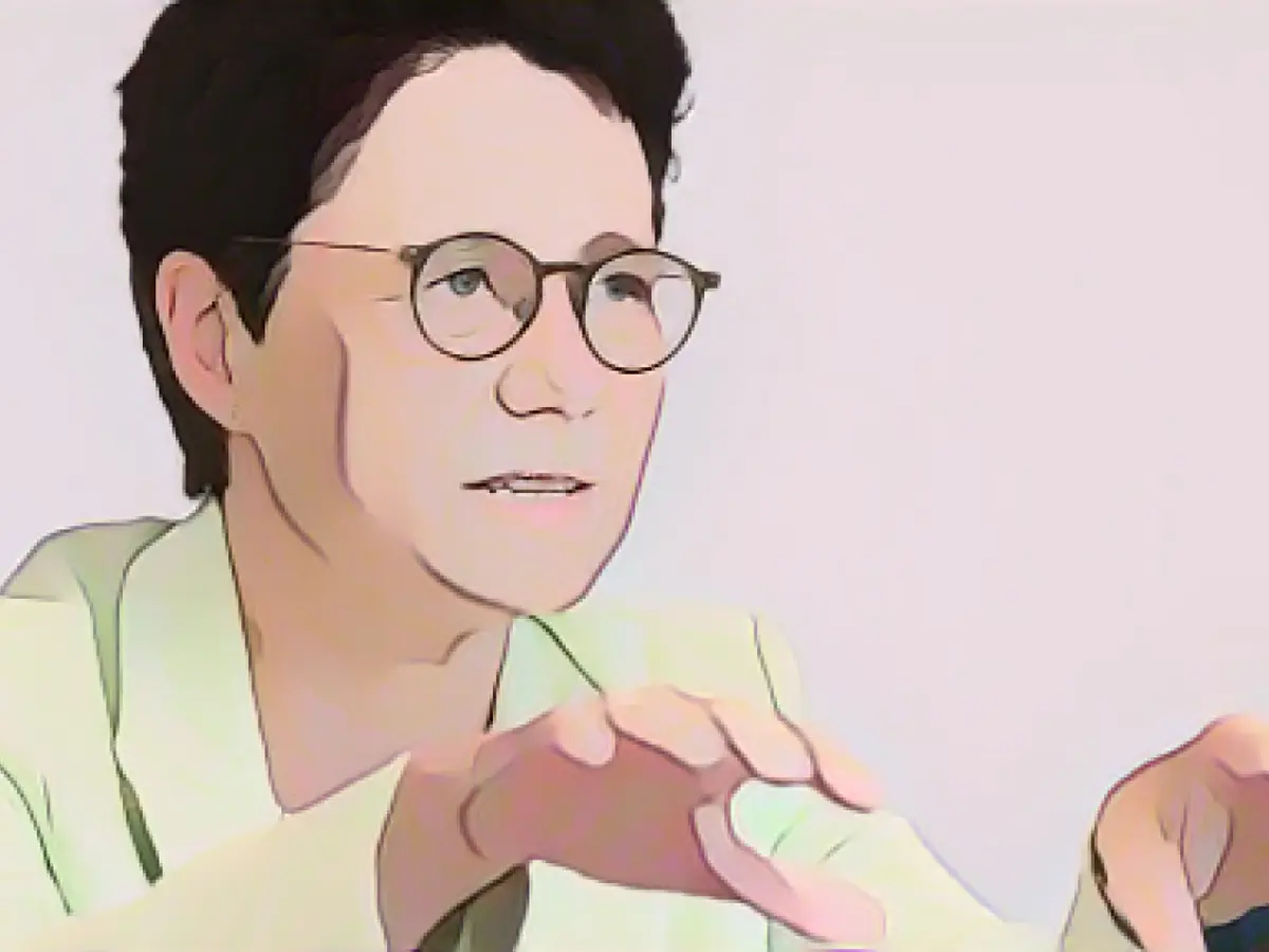 Gentges visits emergency accommodation for asylum seekers