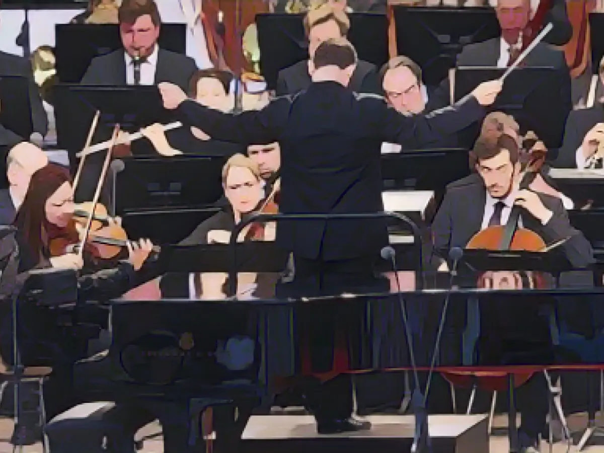 Philharmonic Orchestra plays for hostages and civilians