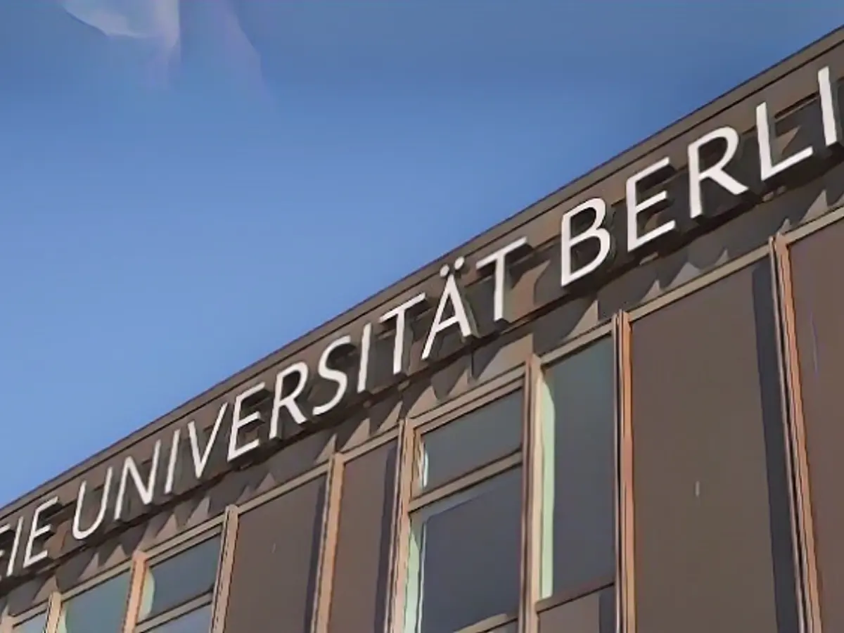 Police clear lecture hall at FU Berlin