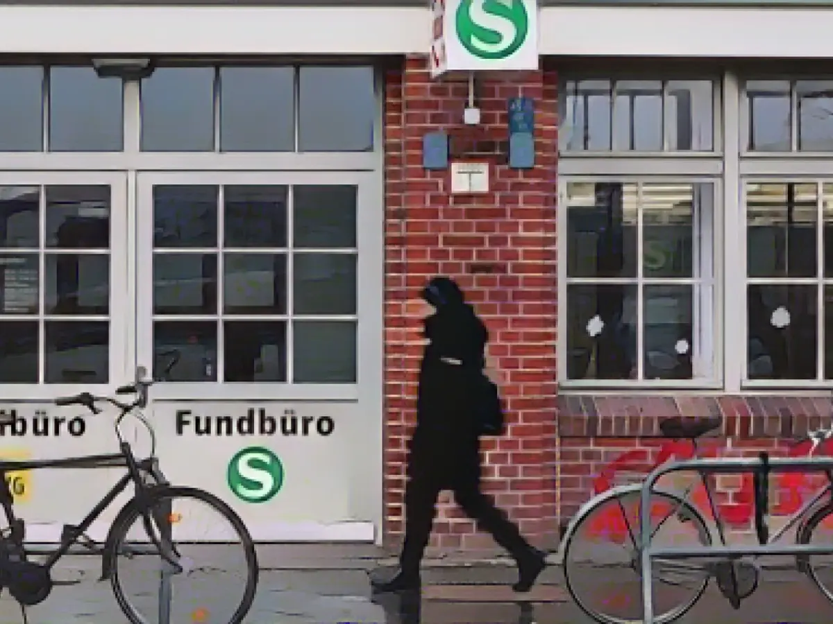 From prosthetic legs to caps: 50,000 found objects in the BVG lost and found office