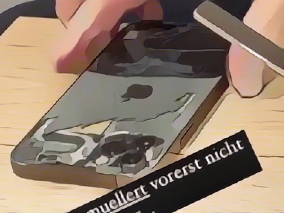 "Sometimes it gets warm": Thomas Müller shows his completely destroyed iPhone