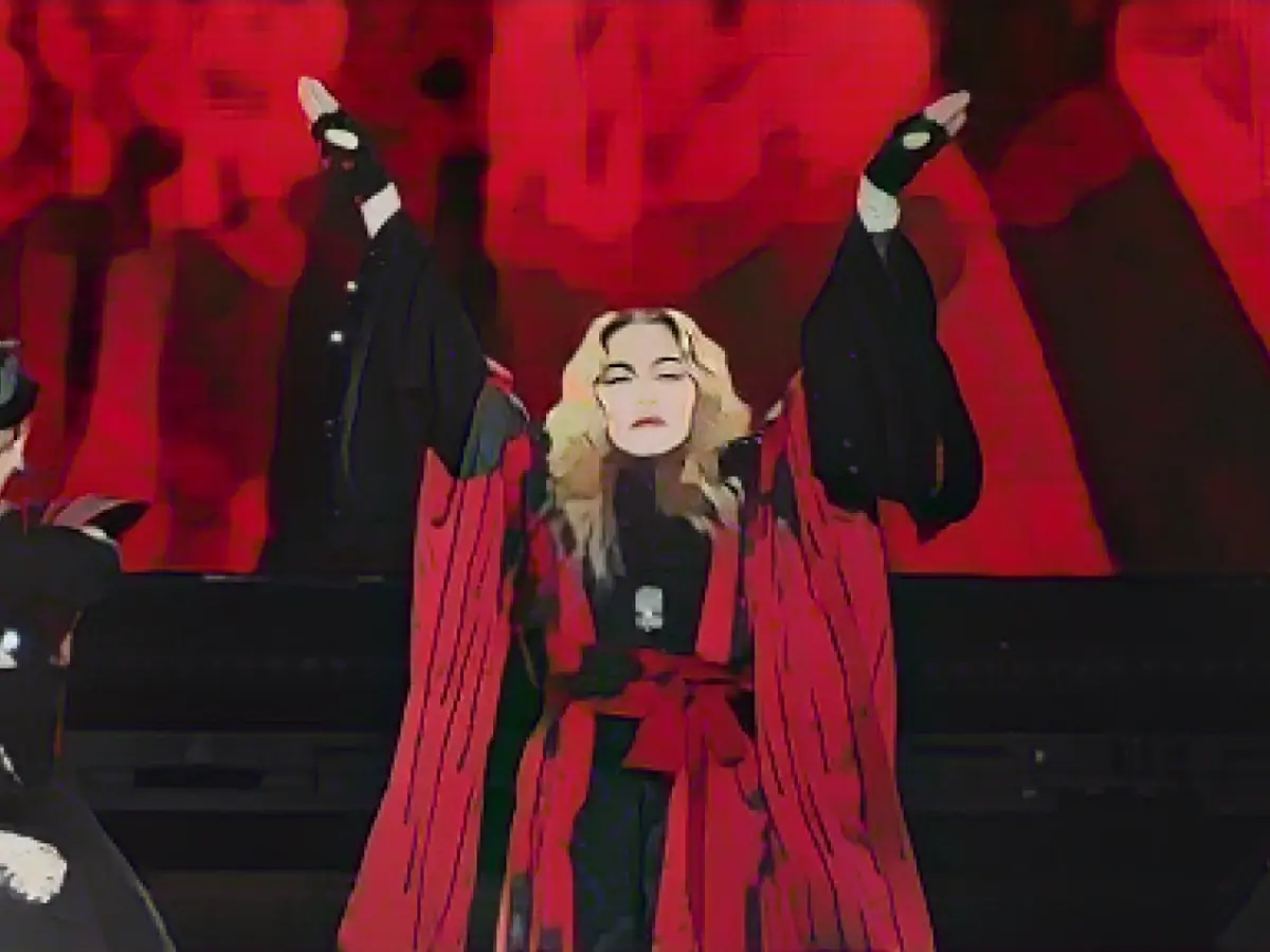 Fans annoyed - pop star is late again