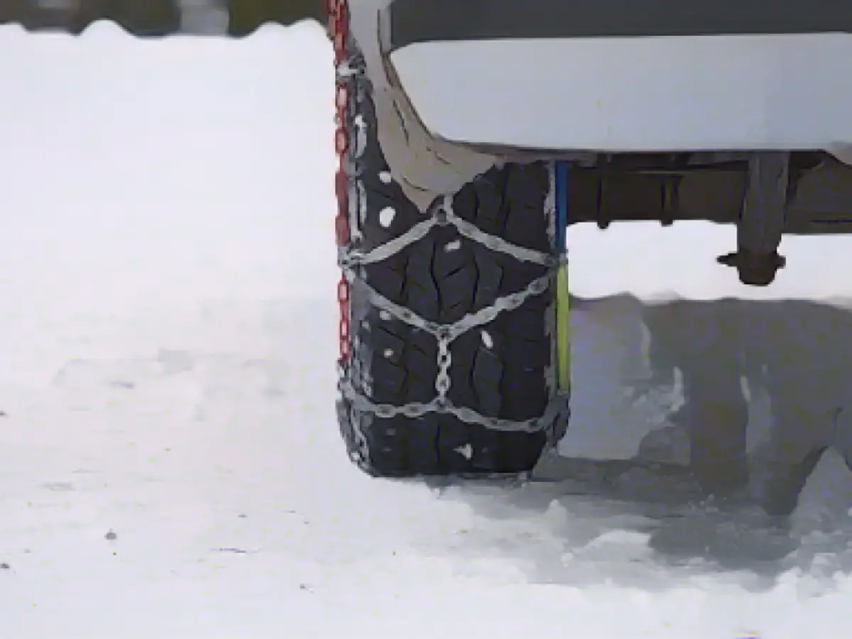 How to assemble and install snow chains