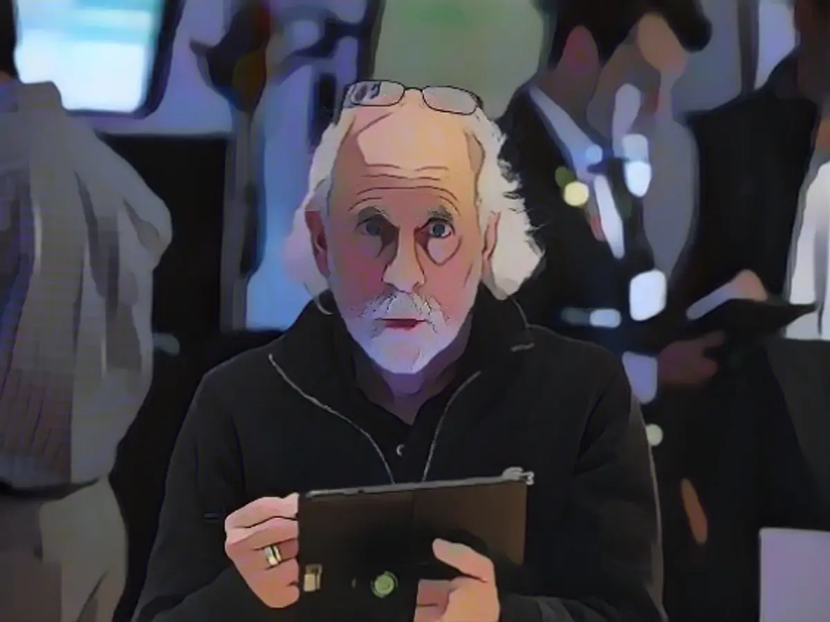 Dow soars to new record high