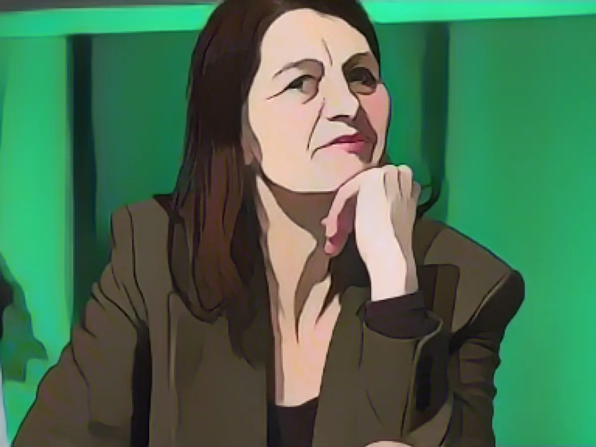 Demonstrating farmers march in front of Staudte's private house