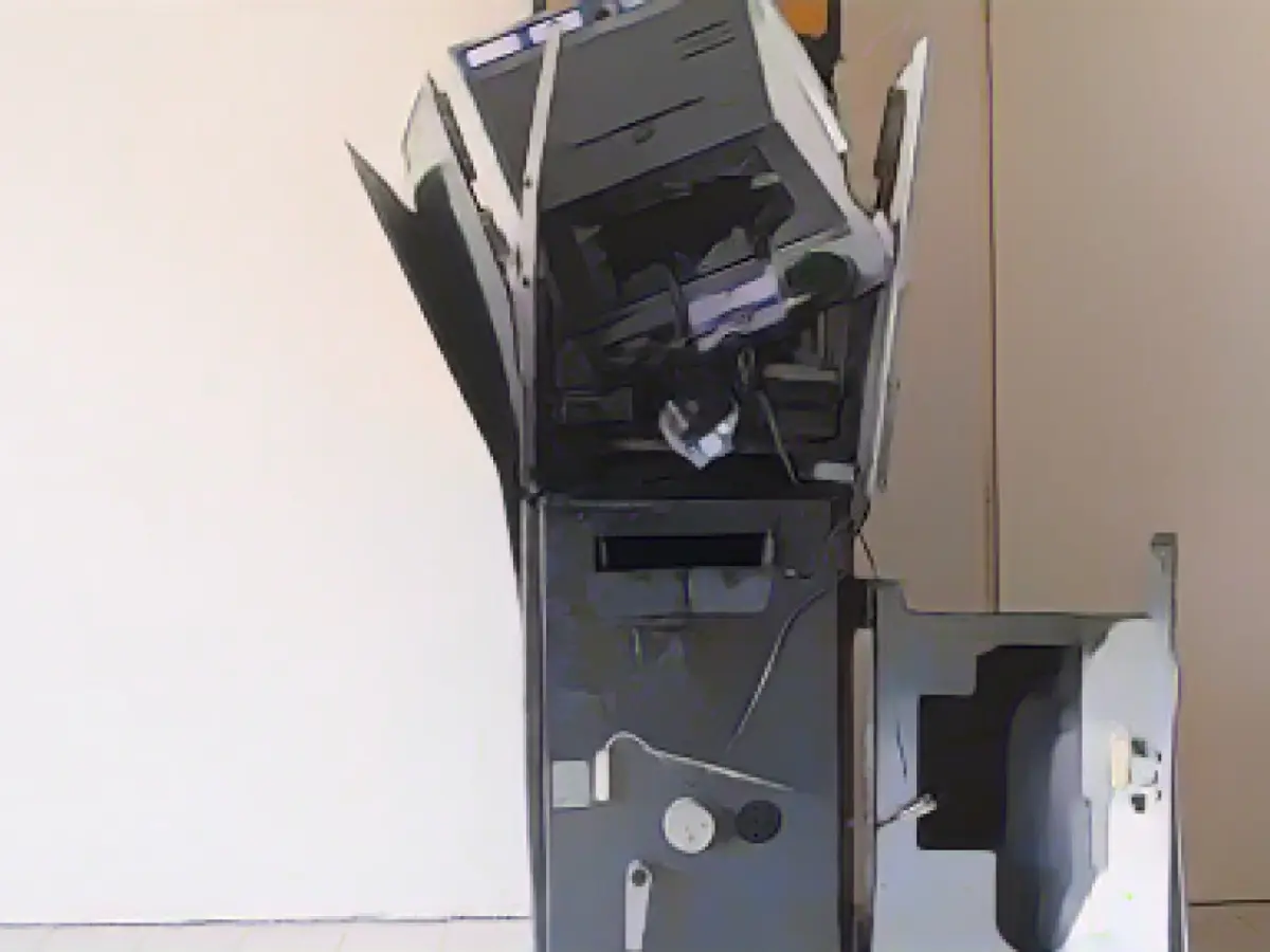 ATM blown up: Tens of thousands of euros lying on the street