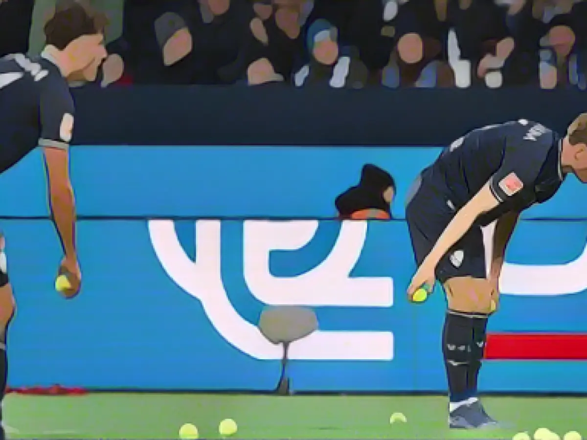 Protest: Tennis balls cause game to be interrupted in Bochum