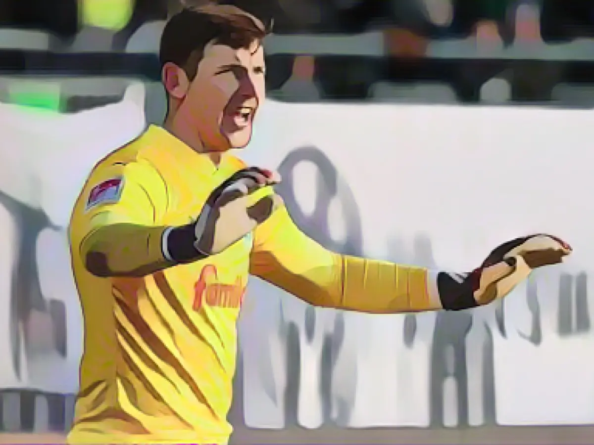 Holstein Kiel extends with Timon Weiner and Lewis Holtby