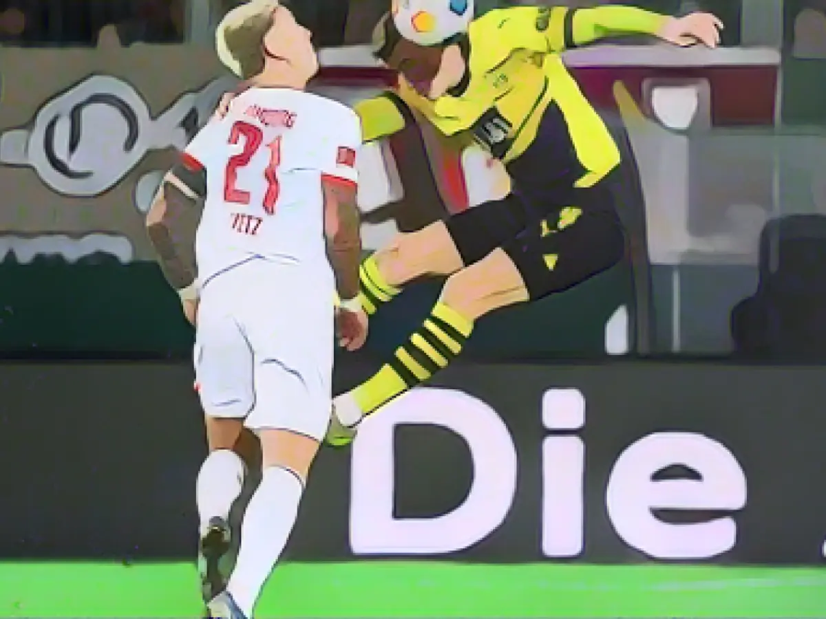 Duel: Demirovic against Schlotterbeck