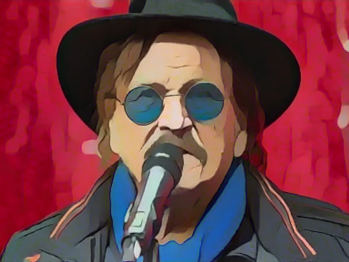 Frank Zander still in hospital