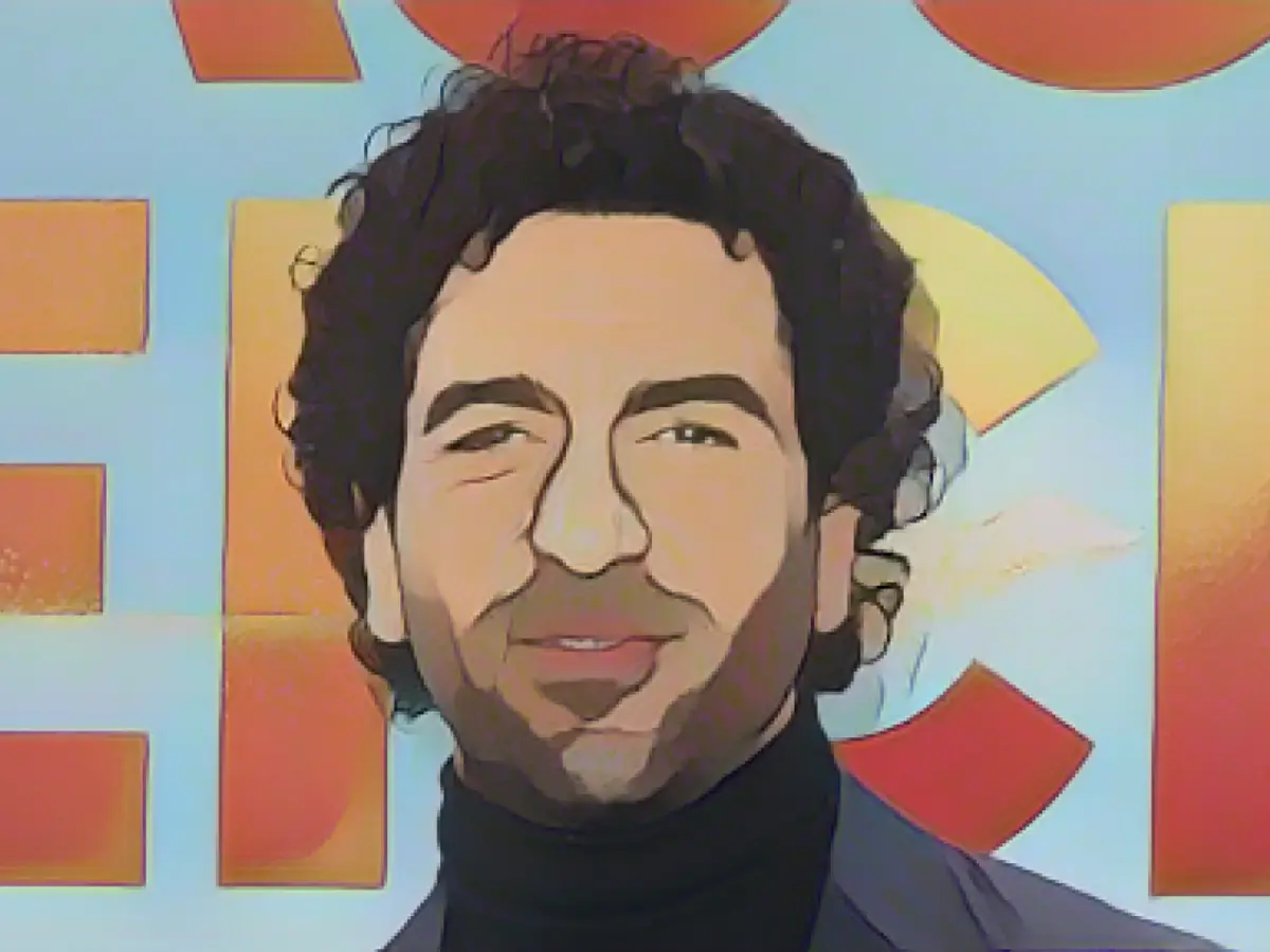 Actor shows off his new look