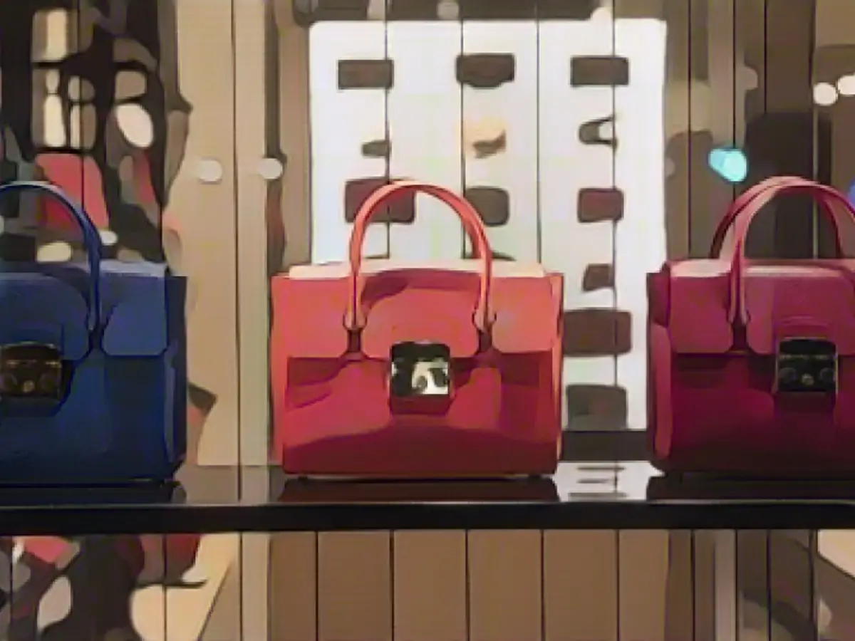 Designer pieces at a low price? How to recognize fake stores on the Internet