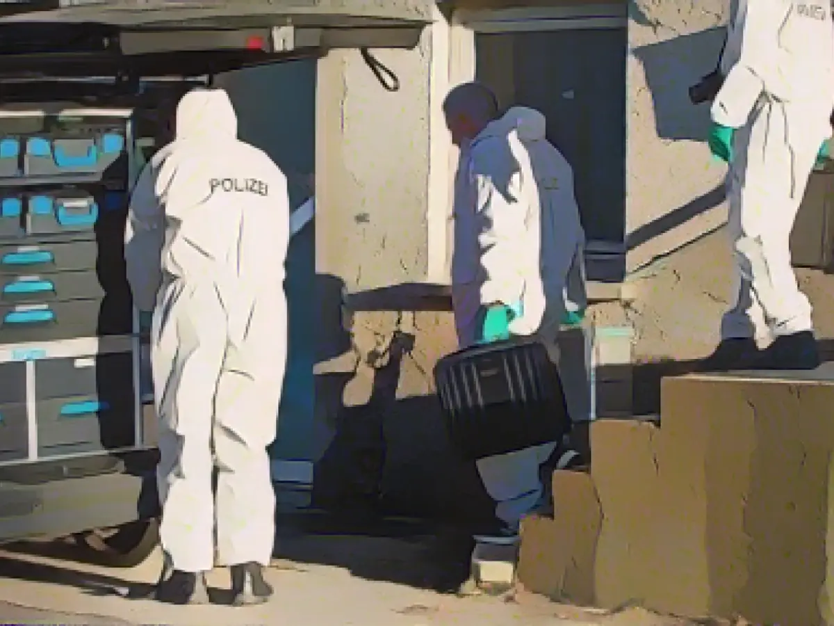 Forensics at the parents' house of the missing girl