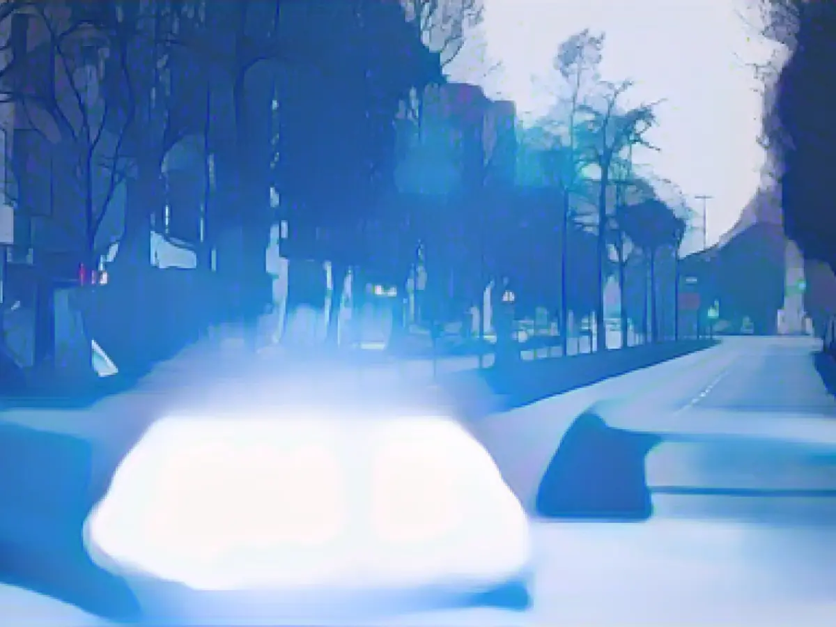 Suspicious mail item: 67 people evacuated from bank