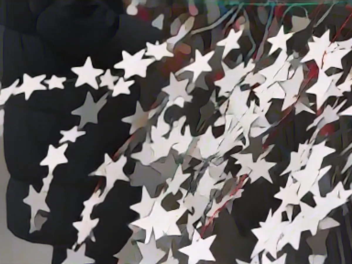 World record attempt: Thousands of silver stars on Michaelis Bridge