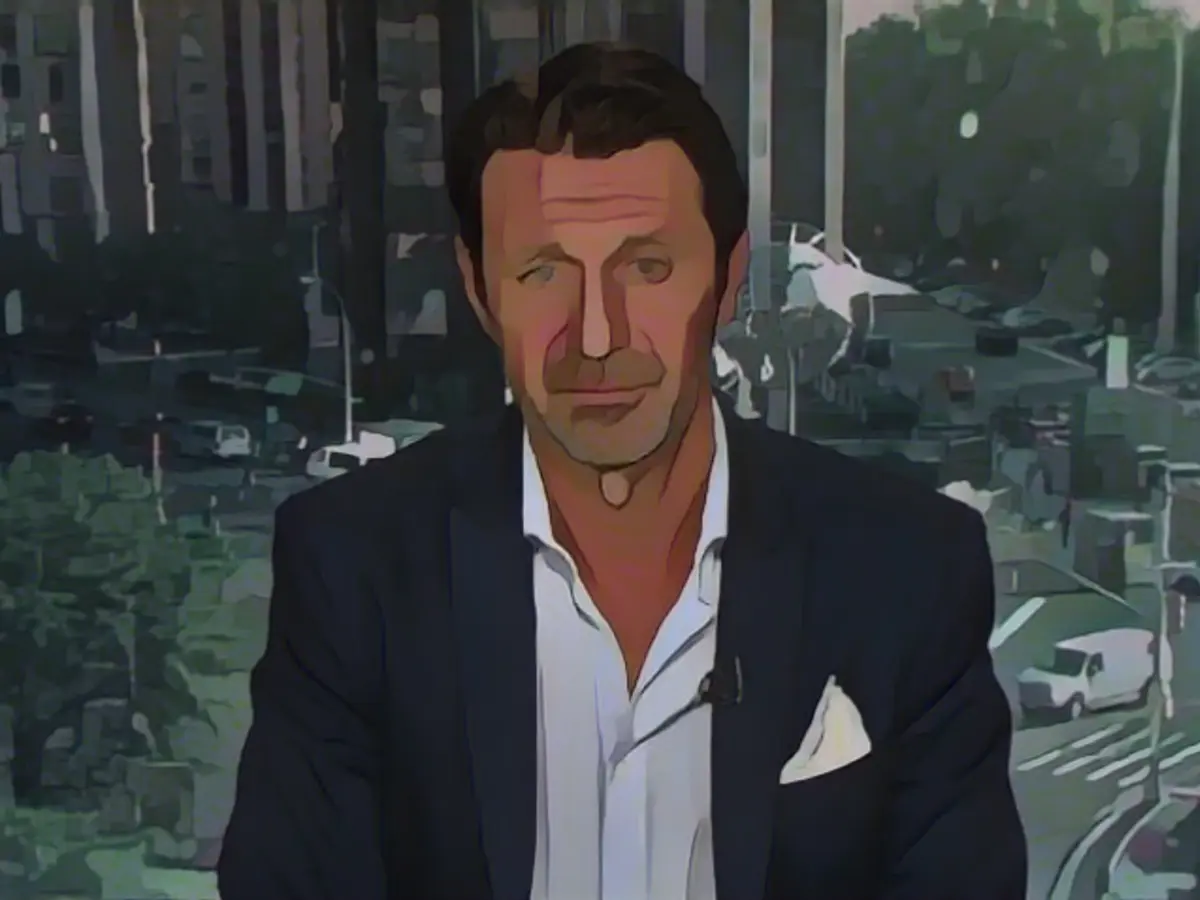 Serena Williams coach Patrick Mouratoglou says to follow Roger Federer's example and avoid injuries