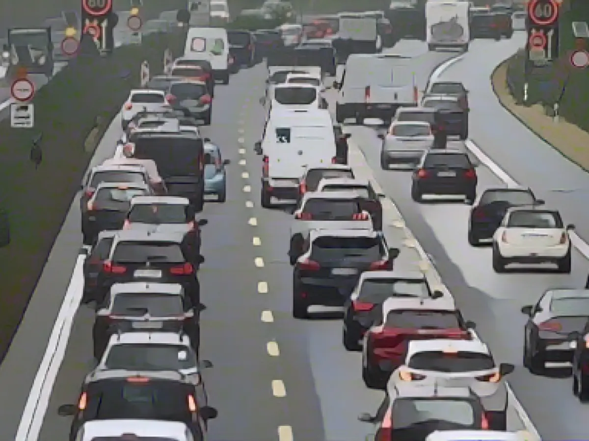 Lots of traffic but no chaos at the start of the vacations: mild and rainy