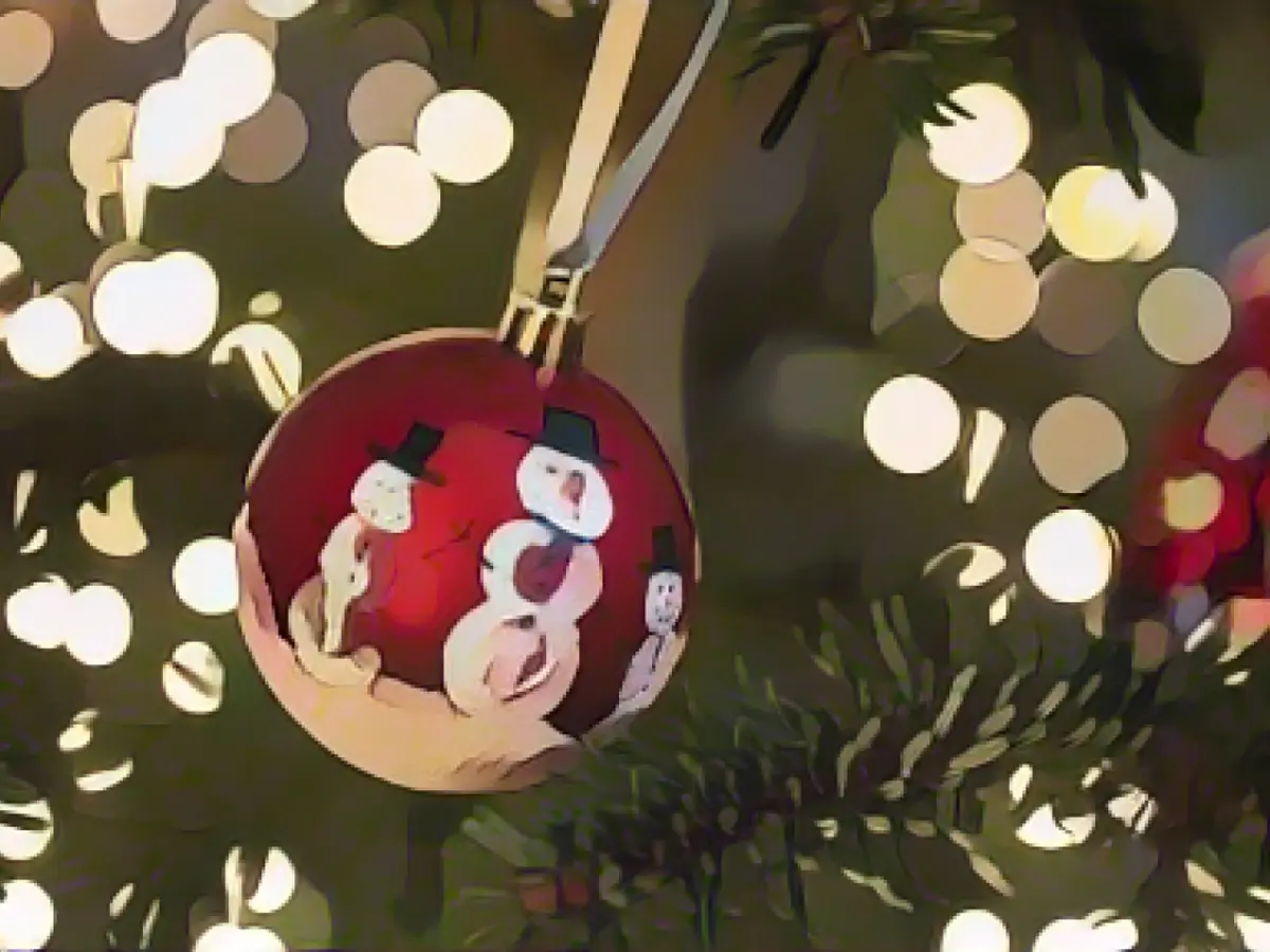 Explosive conversations at Christmas: Between closeness and distance