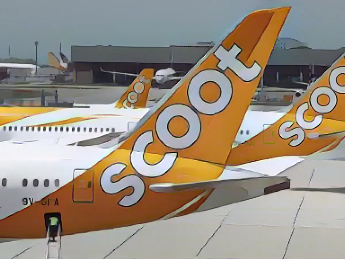 Man on plane accused of stealing $23,000 in cash from passengers