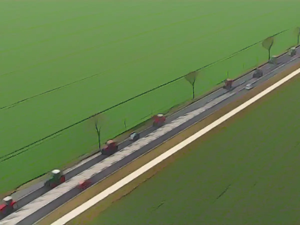 Farmers protest with tractors on the A28 and in Oldenburg