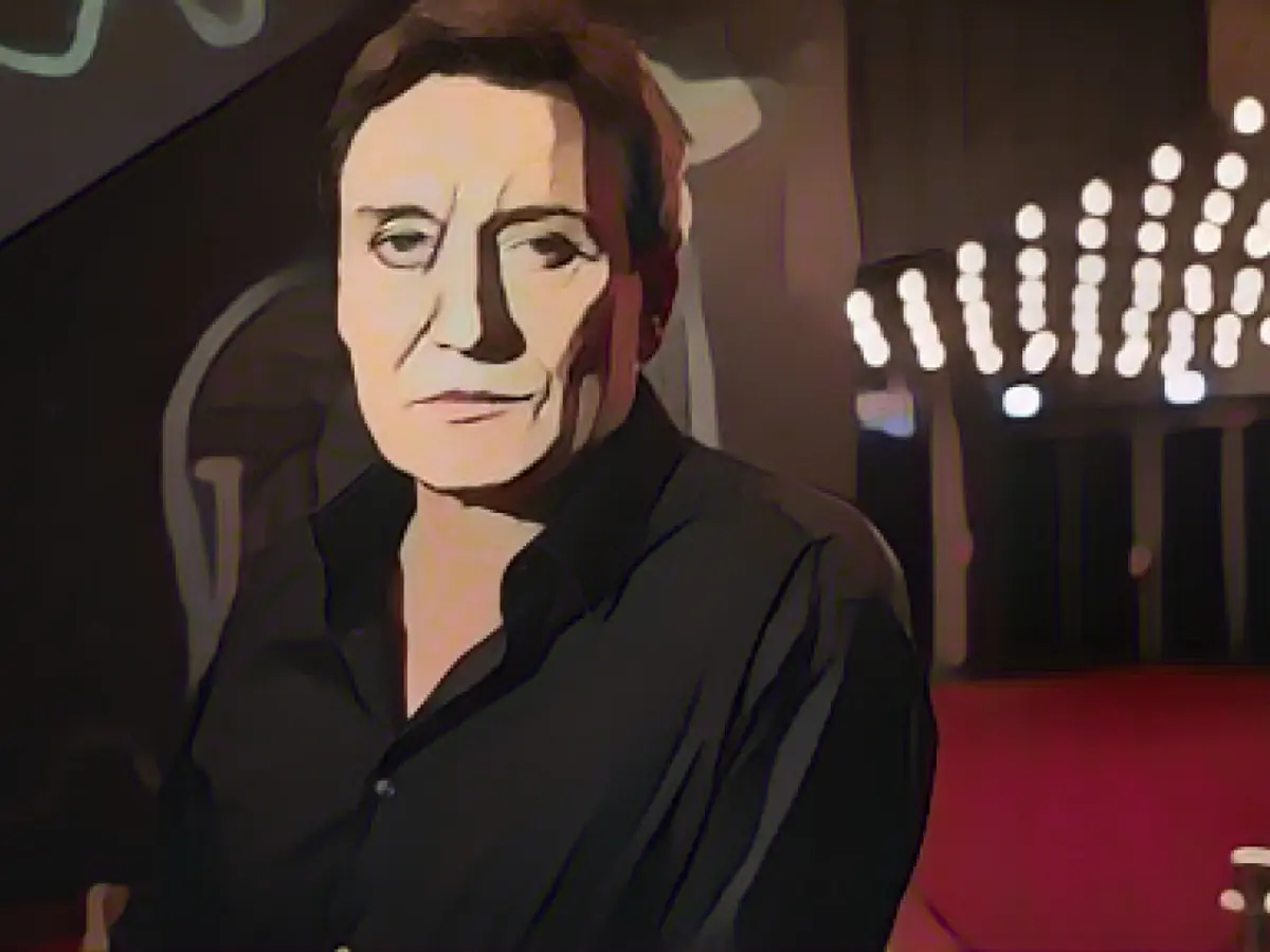 Oliver Masucci still enjoys being on the theater stage