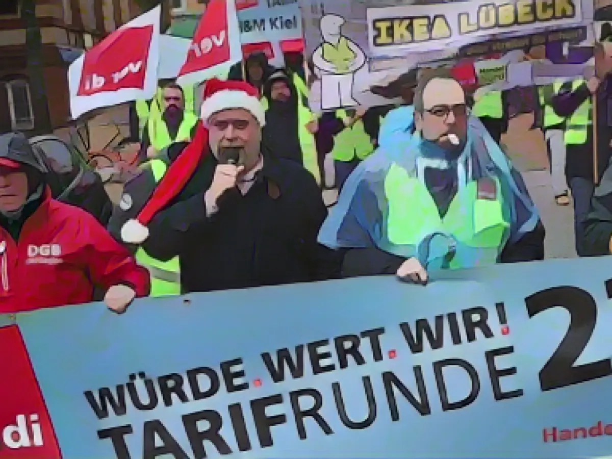 Long queues before Christmas: Warning strike in the retail sector