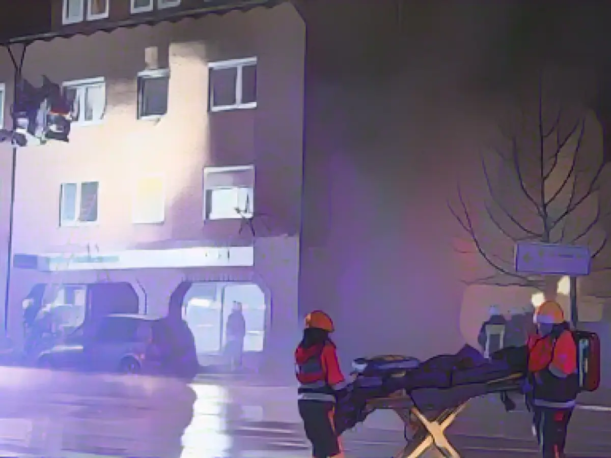 Dramatic scenes at house fire: three injured