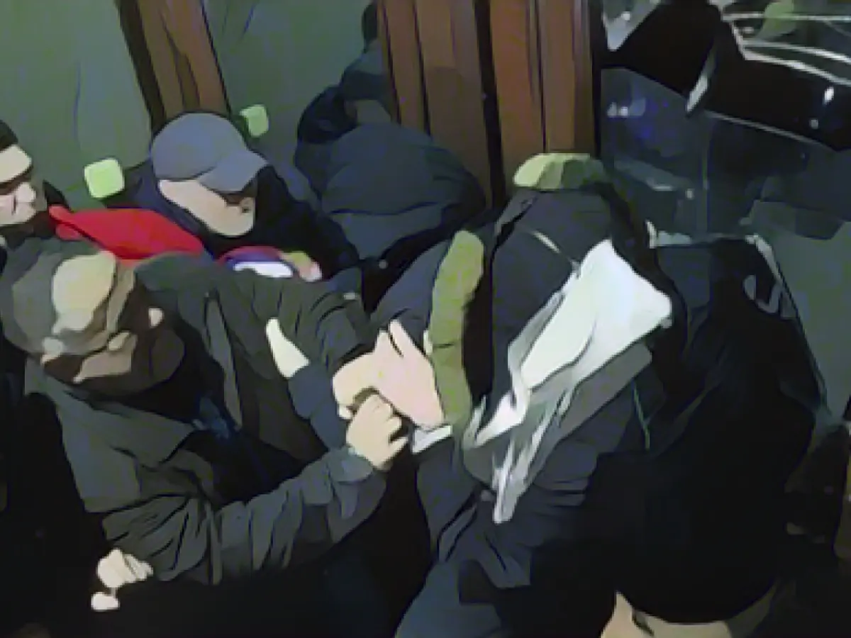 Protests against election in Serbia: Demonstrators attack Belgrade City Hall