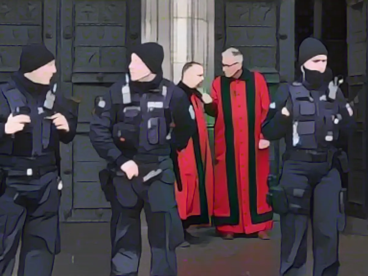 Christmas masses in Cologne Cathedral continue under increased security precautions