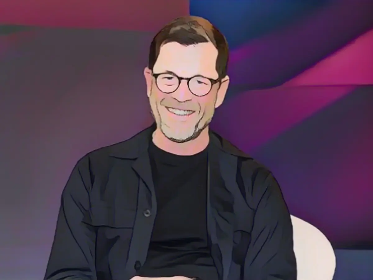 Guttenberg on the church, criticism and singing bowls